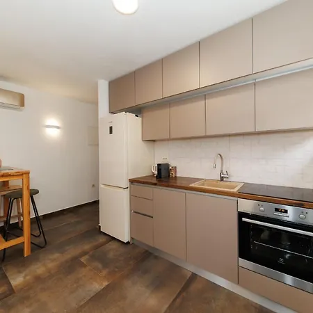 25 With Free Private Parking Apartman *