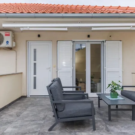 25 With Free Private Parking Apartman