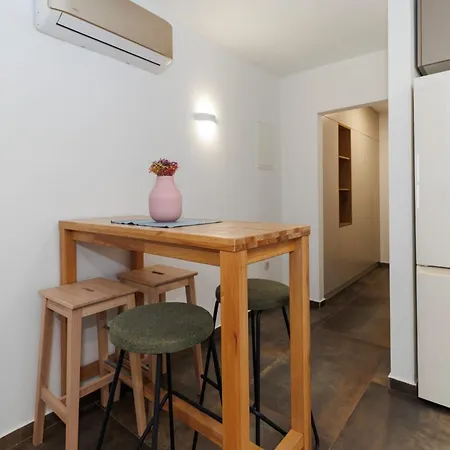 25 With Free Private Parking Apartman *